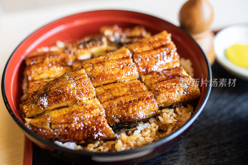 日本鳗鱼碗配米饭的特写(Unagi Don)